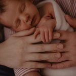 Main de bébé posé sur celles de papa et maman