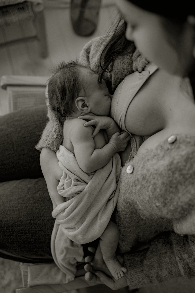 Photo allaitement bébé en noir et blanc