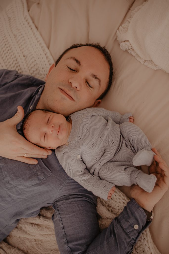 Photo tendre de papa et bébé