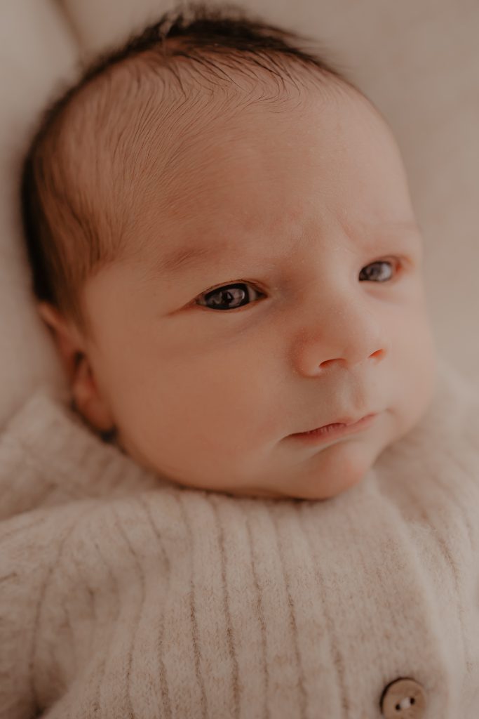 Portrait nouveau-né yeux ouverts