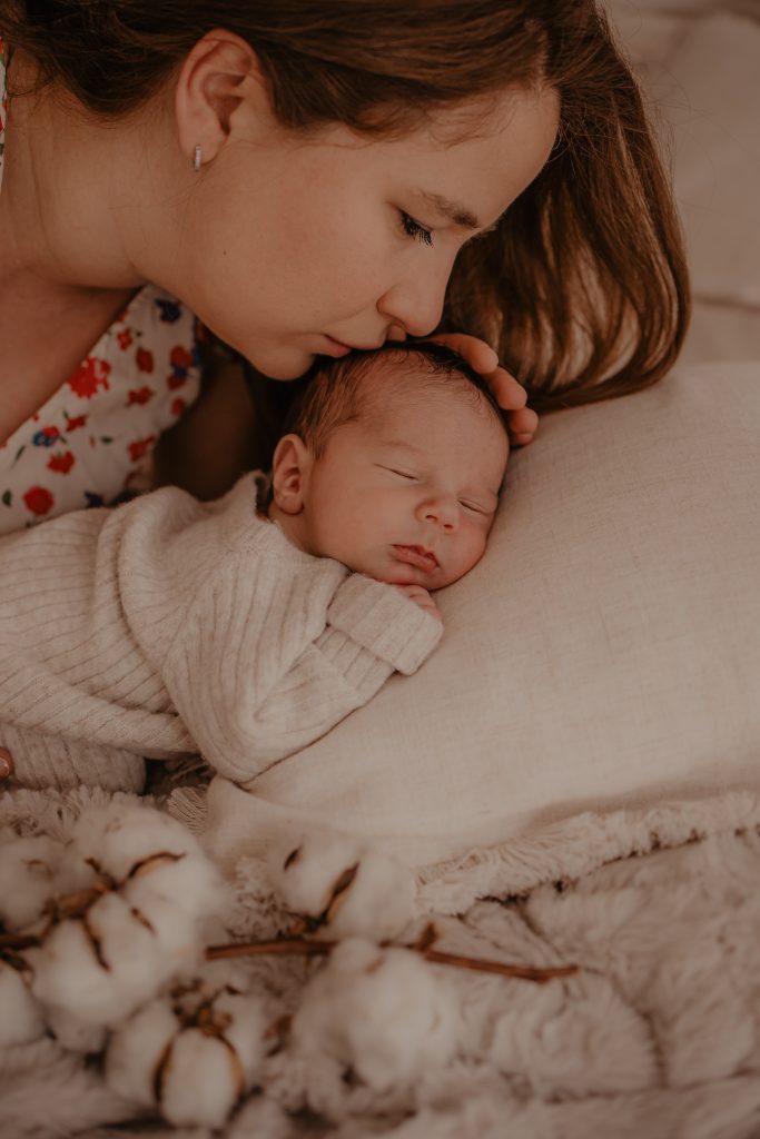 Maman qui fait un doux bisou à son bébé