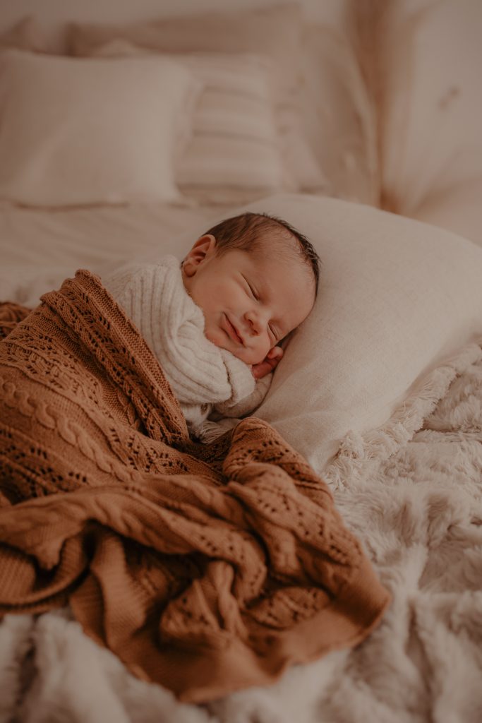 bébé qui sourit pendant son sommeil