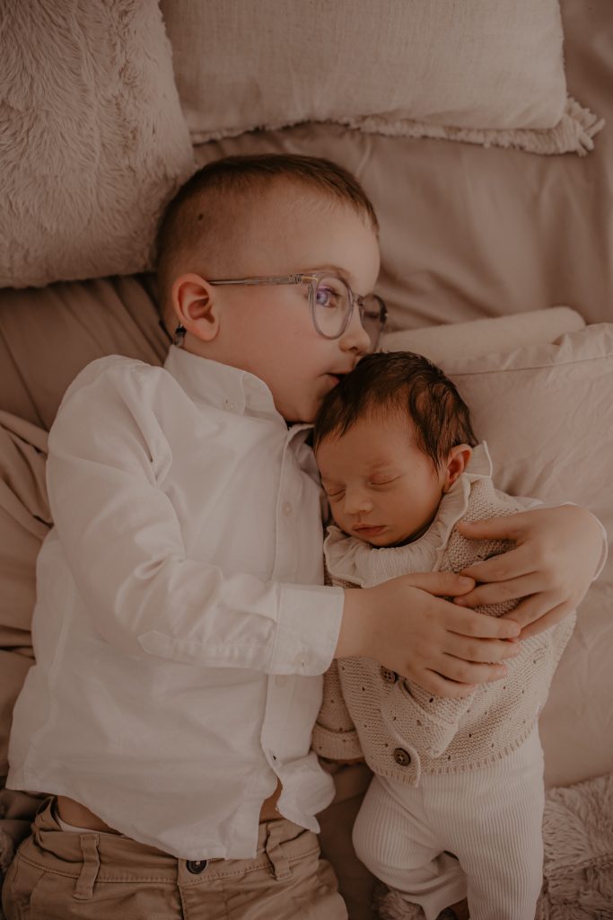 Portrait photo grand frère et bébé