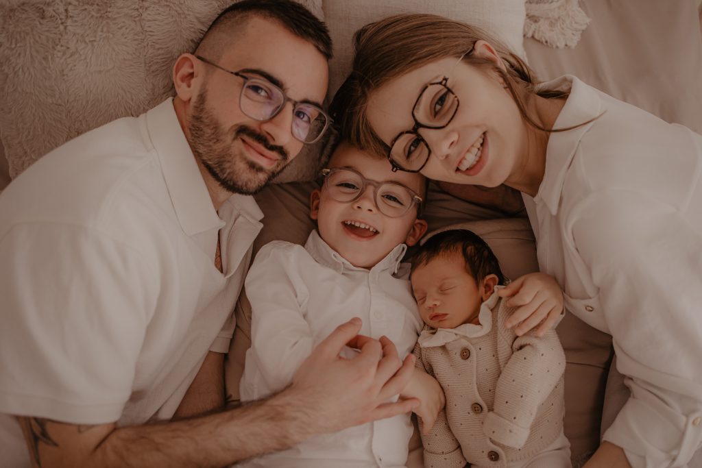 Portrait de famille heureuse avec bébé