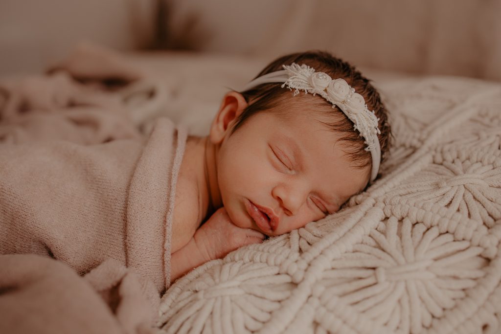 Nouveau-né qui dort paisiblement