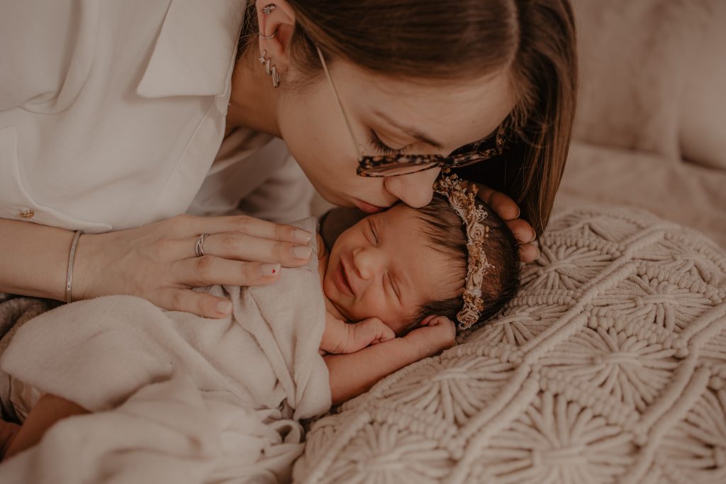 Maman embrasse bébé tendrement