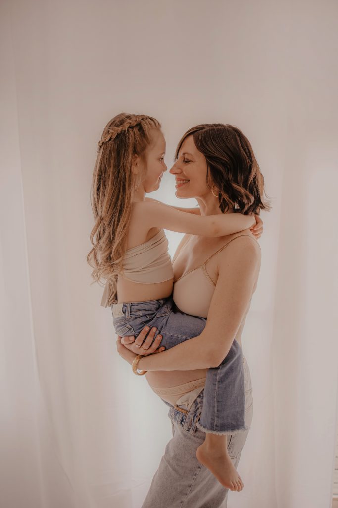 Petite fille dans les bras de sa maman