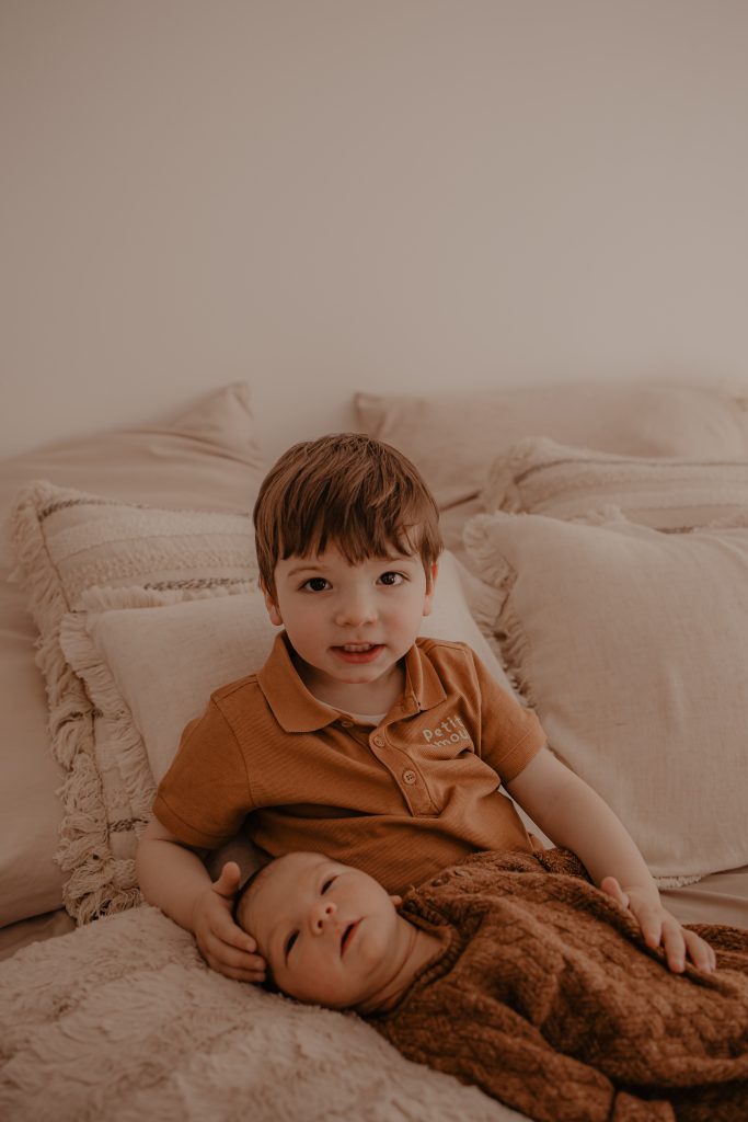 Bébé dans les bras de grand frère