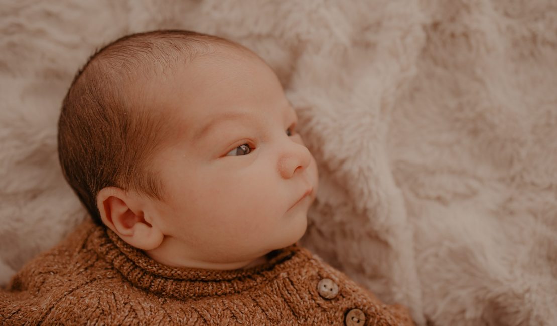 Séance naissance avec grand frère – Photographe Douai