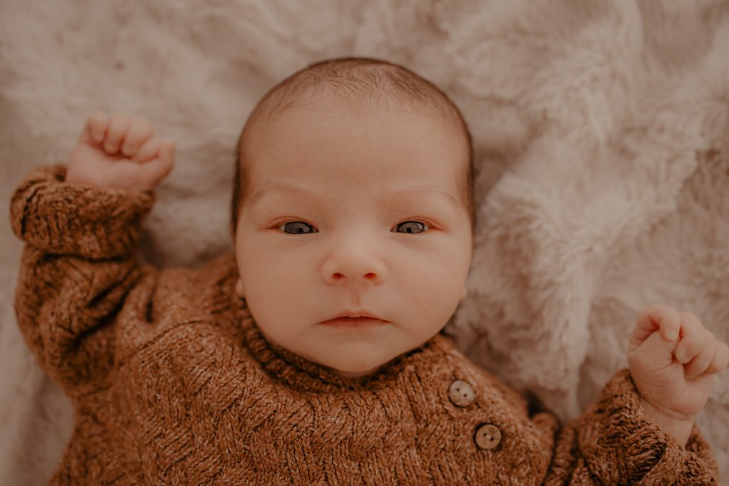 Portrait photo nouveau-né yeux ouverts