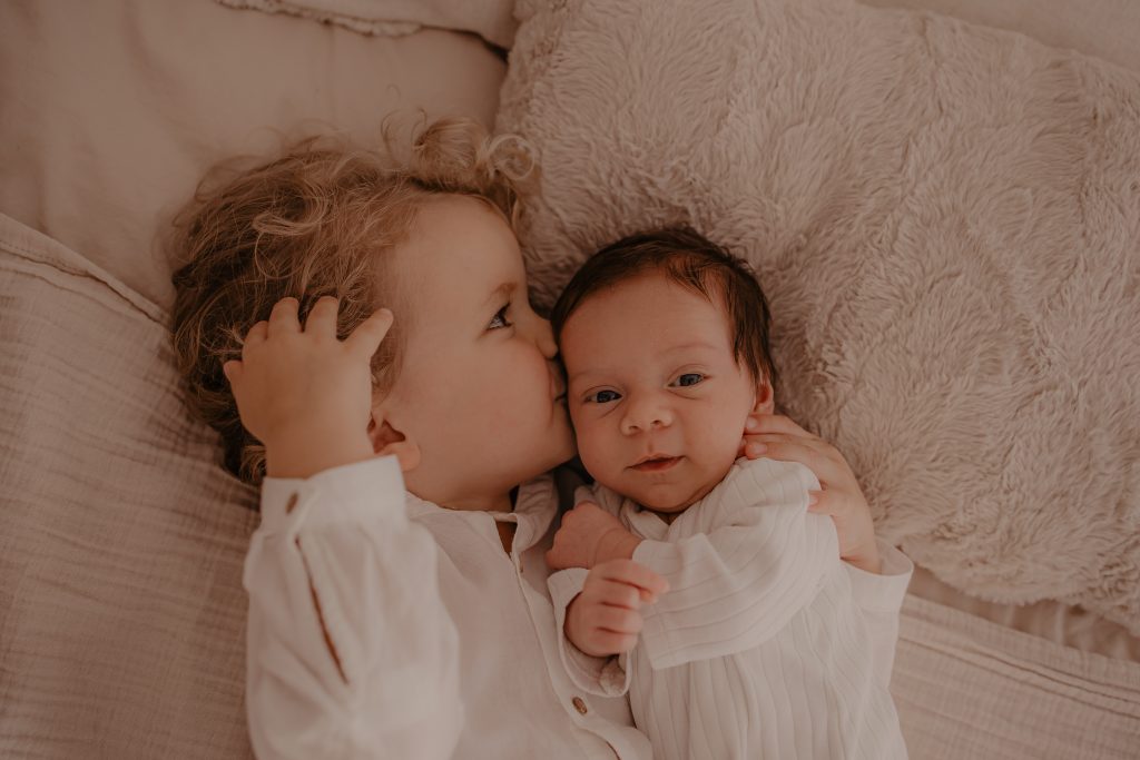 Grand frère et bébé