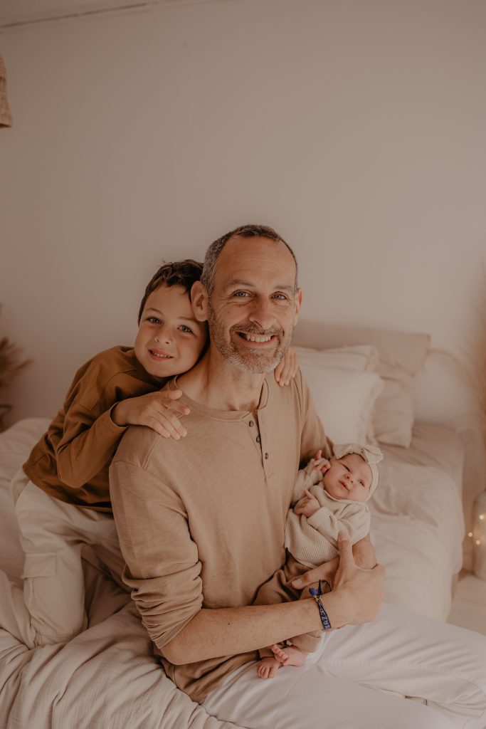 Portrait photo papa, grand frère et bébé