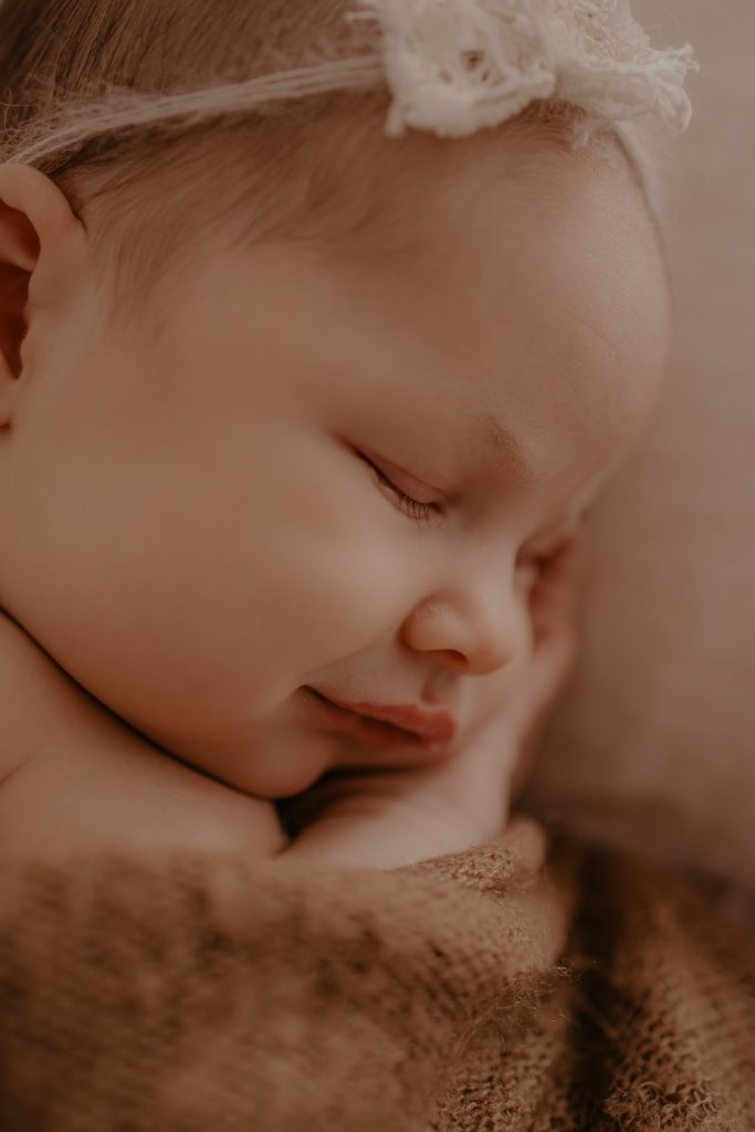 Portrait bébé paisiblement endormit