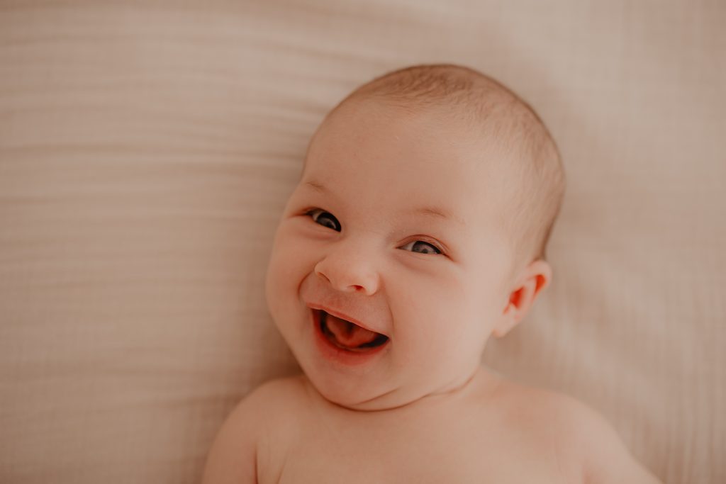 Portrait photo bébé qui sourit