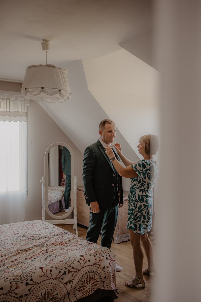 Maman et son fils pendant les préparatifs mariage
